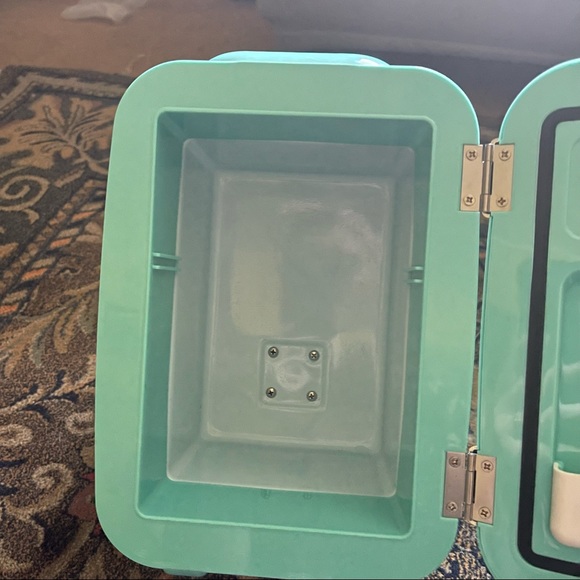 Caynel Skincare Mini Fridge - Picture 5 of 7